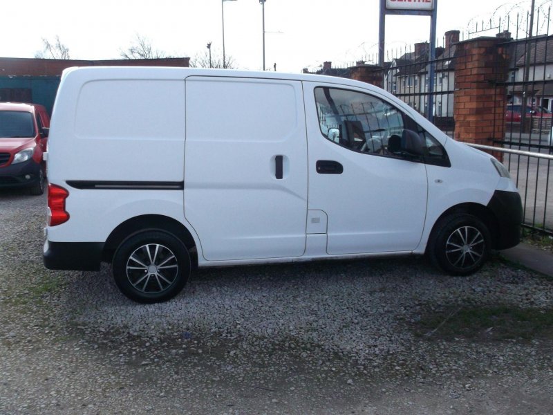 NISSAN NV200